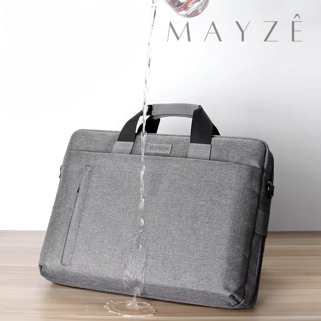 Bolsa Para Notebook Impermeável Lia, Loja Mayzê Oficial, Loja Mayzê, Mayzê, mayze, Loja de bolsas, bolsas, bolsa de couro, bolsa pro dia a dia, crossbody, tiracolo, bolsa em alta, bolsa na moda, bolsa tiktok, bolsa instagram, bolsa em conta, bolsa em promoção, frete grátis, bolsa em promoção, bolsa com divisorias, bolsa bonita, bolsa pratica, bolsa Marrom, bolsa preta, bolsa diferente, bolsa elegante, bolsa chique, bolsa bonita, notebook, bolsa para notebook, www.lojamayze.com.br, www.lojamayze.com