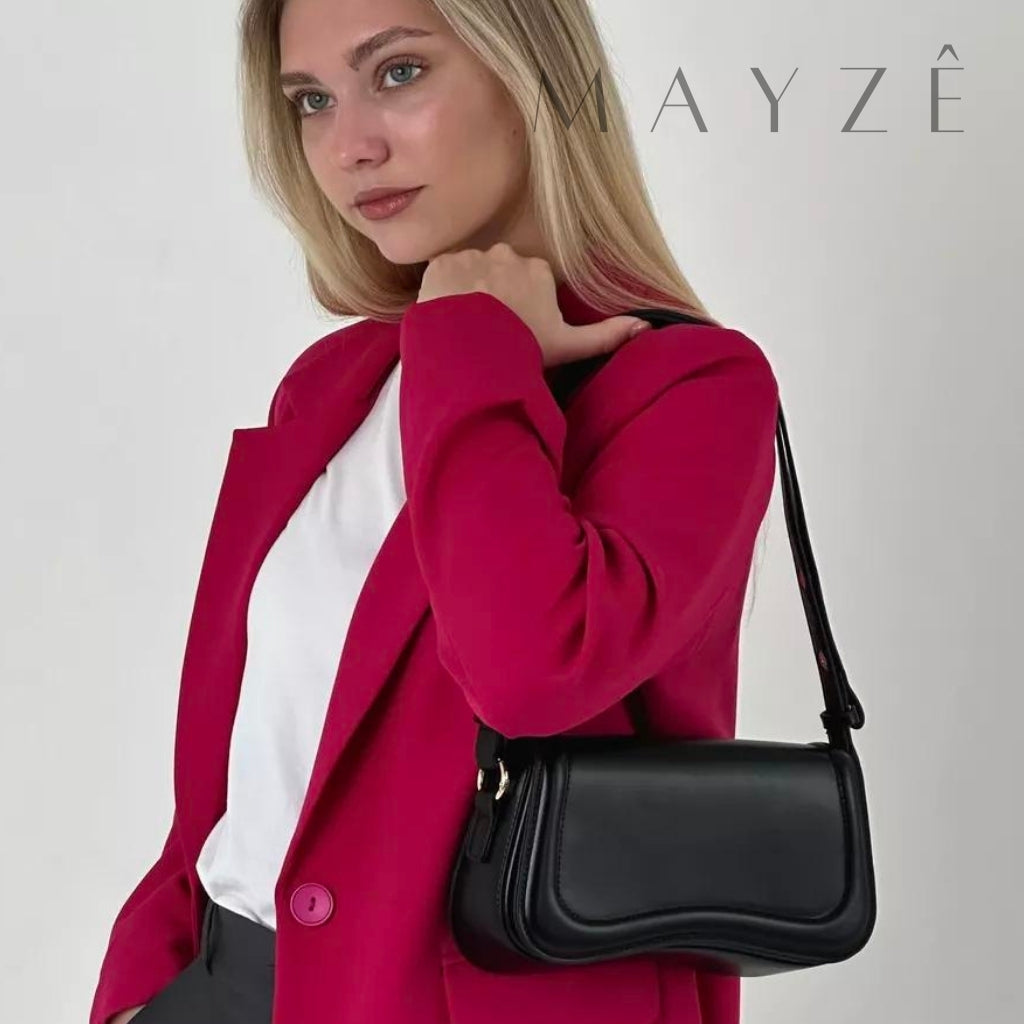 Bolsa Baguete Minimalista Manuela, Loja Mayzê, Bolsa Manuela, bolsa da moda, bolsa de grife, bolsa em alta, bolsa de luxo, bolsa feminina, bolsa tentencia, bolsa em promoção, loja mayze, bolsa em promoção, bolsa de luxo, bolsa assimétrica, bolsa linda, bolsa jwpei