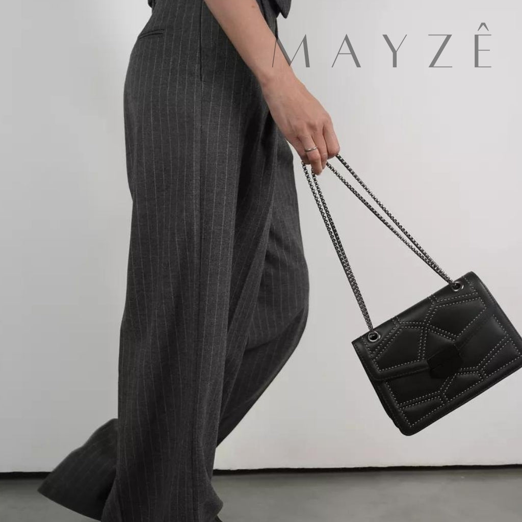 Loja Mayzê Oficial, Loja Mayzê, Mayzê, mayze, Loja de bolsas, bolsas, bolsa, bolsa Vivienne, Vivienne, bolsa de couro, bolsa pro dia a dia, crossbody, tiracolo, bolsa em alta, bolsa na moda, bolsa tiktok, bolsa instagram, bolsa em conta, bolsa em promoção, frete grátis, bolsa em promoção, bolsa com divisorias, bolsa Média, bolsa pratica, bolsa roxa, bolsa preta, bolsa diferente, bolsa elegante, bolsa chique, bolsa chic, bolsa bonita, bolsa feminina, bolsa de mulher, bolsa para mulher, bolsa coringa