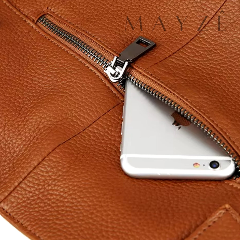 Bolsa Feminina Couro Legítimo Emma, Loja Mayzê, Bolsa Emma, bolsa de couro, bolsa de couro genuíno, bolsa de couro legítimo, bolsa durável, bolsa elegante, bolsa em alta, bolsa feminina, bolsa de mulher, bolsa versátil, bolsa da moda, bolsa de luxo, bolsa de grife, bolsa média, bolsa para o dia a dia, bolsa para uso diário, bolsa em promoção, bolsa da arezzo, bolsa da louis vuitton, bolsa da chanel, bolsa da gucci, mayze, loja mayze, www.lojamayze.com.br,www.lojamayze.com