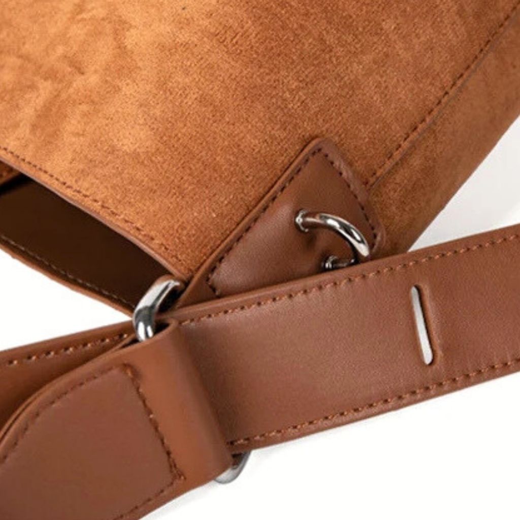 Bolsa Tiracolo Acamurçada Bucket Louise, Loja Mayzê, camurça, bolsa de camurça mayze, lojamayze.com, lojamayze.com.br