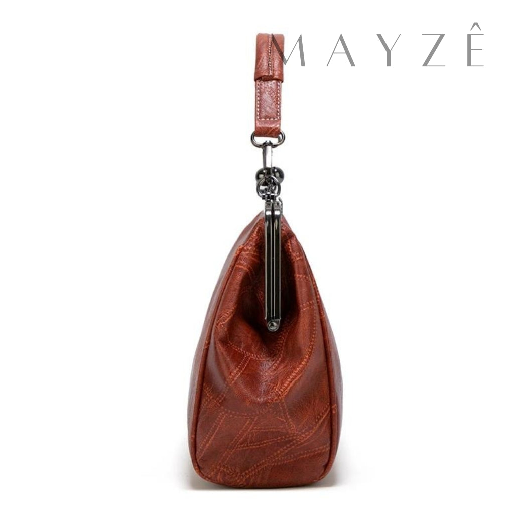 Bolsa Grande Fecho da Vovó Samara, Loja Mayzê Oficial, Loja Mayzê, Mayzê, mayze, maize, loja maize, Loja de bolsas, bolsas, bolsa, bolsa Samara, Samara, bolsa de couro, bolsa pro dia a dia, showerbag, crossbory, bolsa em alta, bolsa na moda, bolsa tiktok, bolsa instagram, bolsa em conta, bolsa feminina, bolsa para mulher, bolsa vintage