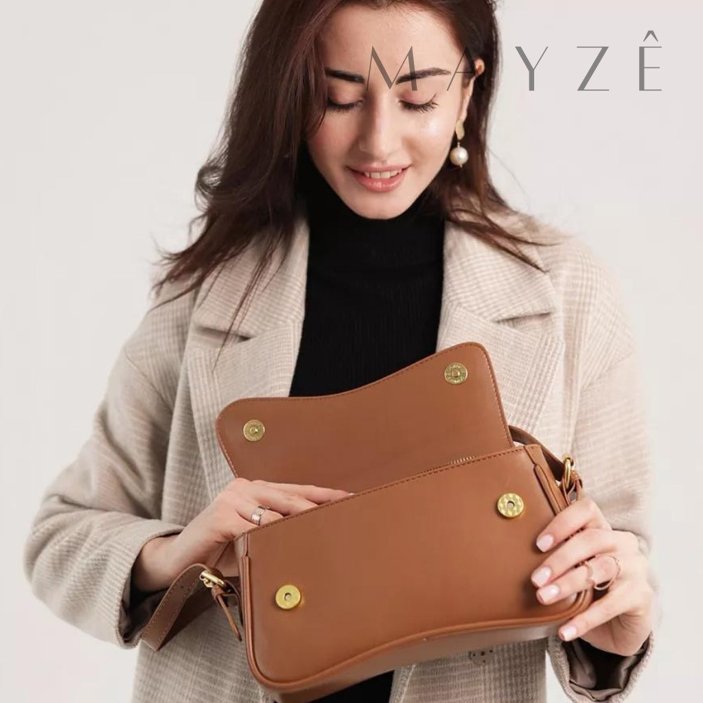 Bolsa Baguete Assimétrica Caren, Loja Mayzê, Bolsa Caren, bolsa famosa, bolsa de influencer, bolsa coringa, bolsa versátil, bolsa do tiktok, bolsa do instagram, bolsa famosa, bolsa em promoção, mayze, mayzê