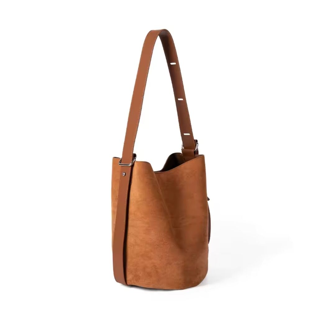 Bolsa Tiracolo Acamurçada Bucket Louise, Loja Mayzê, camurça, bolsa de camurça mayze, lojamayze.com, lojamayze.com.br