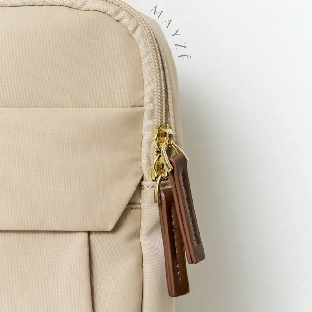 Bolsa Para Notebook Acadêmica Verena, Loja Mayzê Oficial, Loja Mayzê, Mayzê, mayze, Loja de bolsas, bolsas, bolsa de couro, bolsa pro dia a dia, crossbody, tiracolo, bolsa em alta, bolsa na moda, bolsa tiktok, bolsa instagram, bolsa em conta, bolsa em promoção, frete grátis, bolsa em promoção, bolsa com divisorias, bolsa bonita, bolsa pratica, bolsa Marrom, bolsa preta, bolsa diferente, bolsa elegante, bolsa chique, bolsa bonita, notebook, bolsa para notebook, www.lojamayze.com.br, www.lojamayze.com