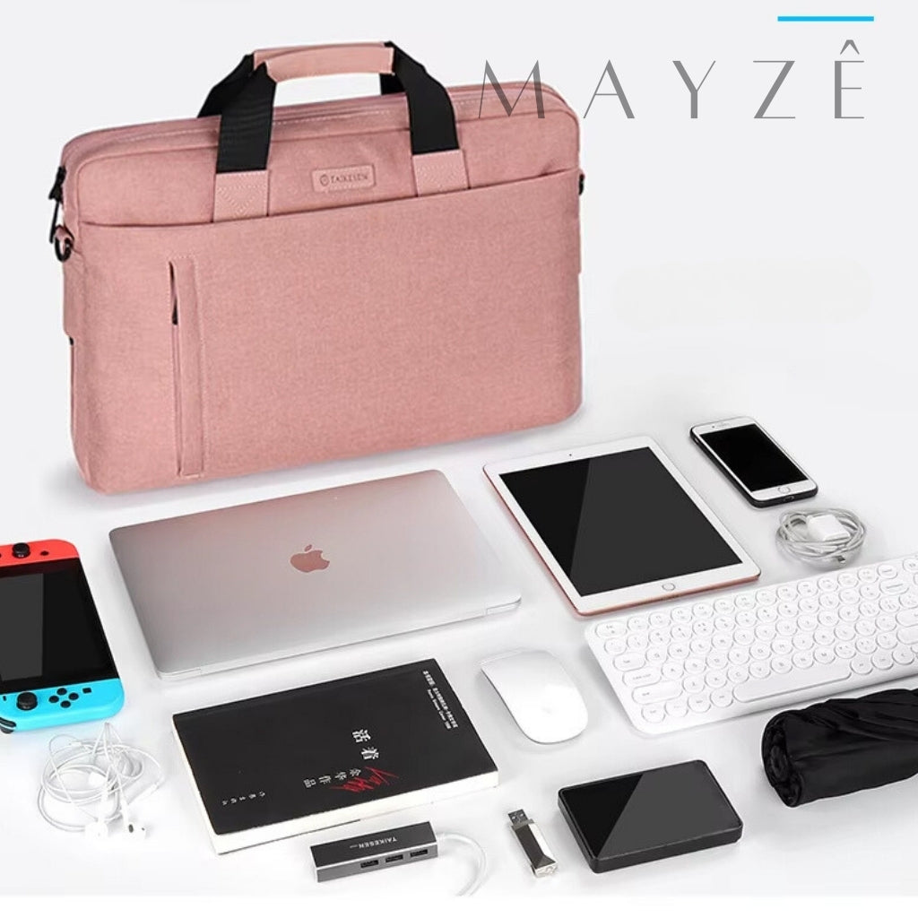 Bolsa Para Notebook Impermeável Lia, Loja Mayzê Oficial, Loja Mayzê, Mayzê, mayze, Loja de bolsas, bolsas, bolsa de couro, bolsa pro dia a dia, crossbody, tiracolo, bolsa em alta, bolsa na moda, bolsa tiktok, bolsa instagram, bolsa em conta, bolsa em promoção, frete grátis, bolsa em promoção, bolsa com divisorias, bolsa bonita, bolsa pratica, bolsa Marrom, bolsa preta, bolsa diferente, bolsa elegante, bolsa chique, bolsa bonita, notebook, bolsa para notebook, www.lojamayze.com.br, www.lojamayze.com