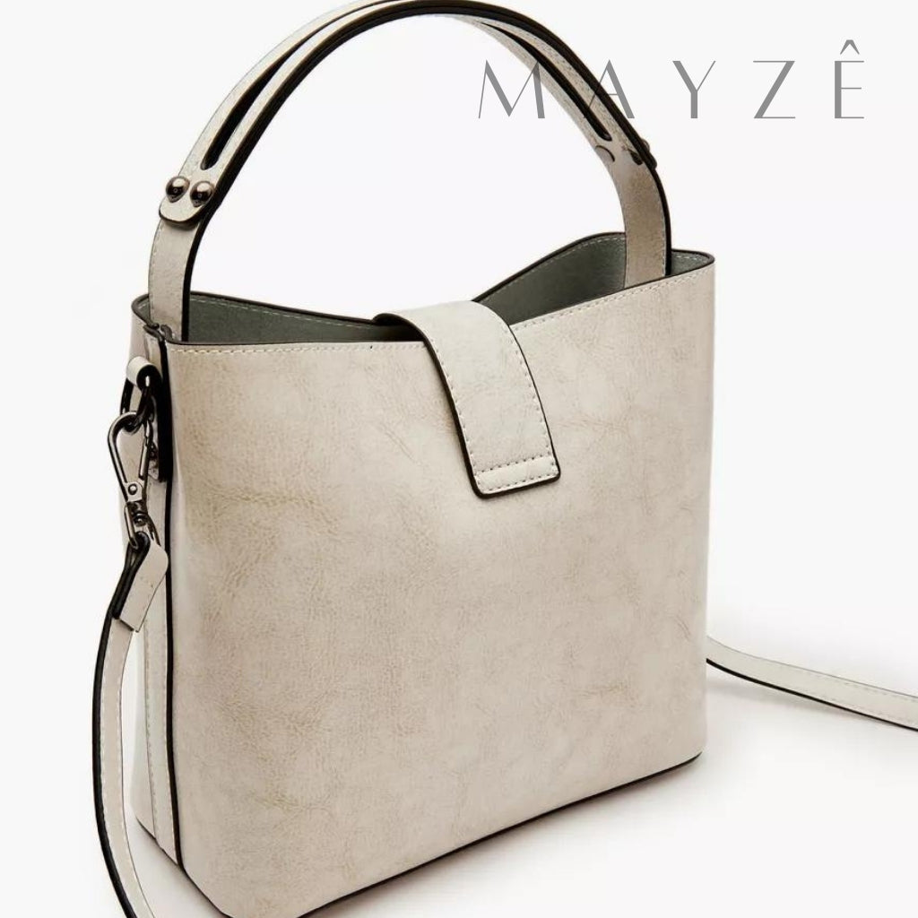 Bolsa Couro Legítimo Bucket Verônica, Loja Mayzê Oficial, Loja Mayzê, Mayzê, mayze, maize, maizê, bolsa de couro, bolsa de couro genuíno, couro legítmo, couro de vaca,Loja de bolsas, bolsas, bolsa, bolsa veronica, Verônica,bolsa pro dia a dia, bolsa de ombro, bolsa em alta, bolsa na moda, bolsa tiktok, bolsa instagram, bolsa em conta, bolsa em promoção, frete grátis, bolsa em promoção, bolsa pratica, bolsa marfim, bolsa marrom, bolsa diferente, bolsa elegante, bolsa chique, bolsa chic, bolsa bonita