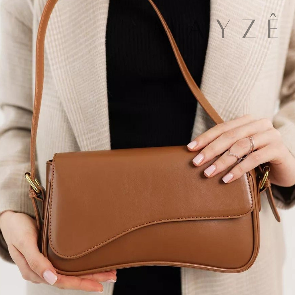 Bolsa Baguete Assimétrica Caren, Loja Mayzê, Bolsa Caren, bolsa famosa, bolsa de influencer, bolsa coringa, bolsa versátil, bolsa do tiktok, bolsa do instagram, bolsa famosa, bolsa em promoção, mayze, mayzê