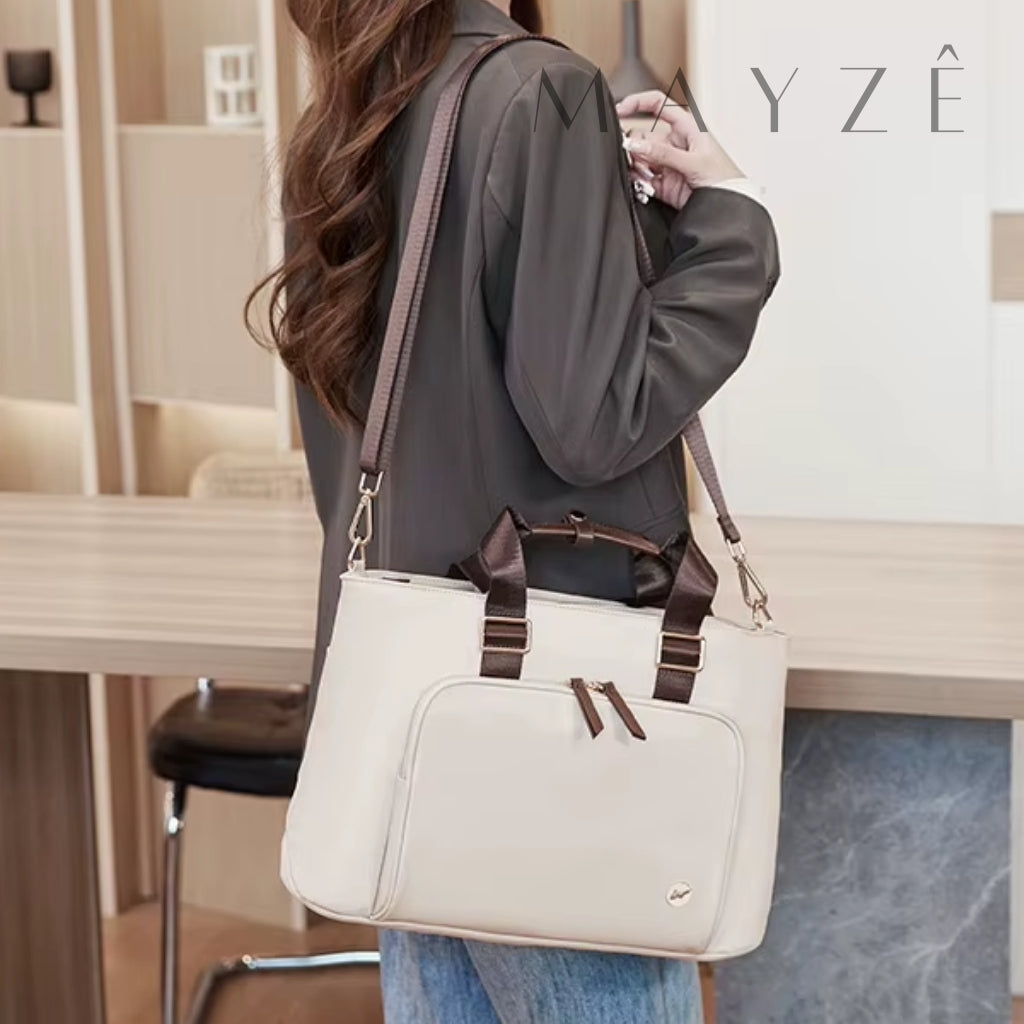 Bolsa Para Notebook Acadêmica Violet, Loja Mayzê Oficial, Loja Mayzê, Mayzê, mayze, Loja de bolsas, bolsas, bolsa de couro, bolsa pro dia a dia, crossbody, tiracolo, bolsa em alta, bolsa na moda, bolsa tiktok, bolsa instagram, bolsa em conta, bolsa em promoção, frete grátis, bolsa em promoção, bolsa com divisorias, bolsa bonita, bolsa pratica, bolsa Marrom, bolsa preta, bolsa diferente, bolsa elegante, bolsa chique, bolsa bonita, notebook, bolsa para notebook, www.lojamayze.com.br, www.lojamayze.com