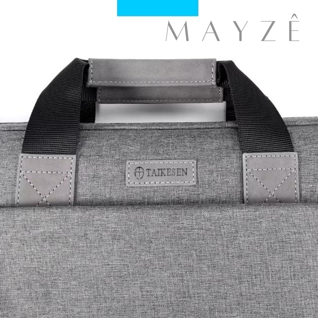 Bolsa Para Notebook Impermeável Lia, Loja Mayzê Oficial, Loja Mayzê, Mayzê, mayze, Loja de bolsas, bolsas, bolsa de couro, bolsa pro dia a dia, crossbody, tiracolo, bolsa em alta, bolsa na moda, bolsa tiktok, bolsa instagram, bolsa em conta, bolsa em promoção, frete grátis, bolsa em promoção, bolsa com divisorias, bolsa bonita, bolsa pratica, bolsa Marrom, bolsa preta, bolsa diferente, bolsa elegante, bolsa chique, bolsa bonita, notebook, bolsa para notebook, www.lojamayze.com.br, www.lojamayze.com