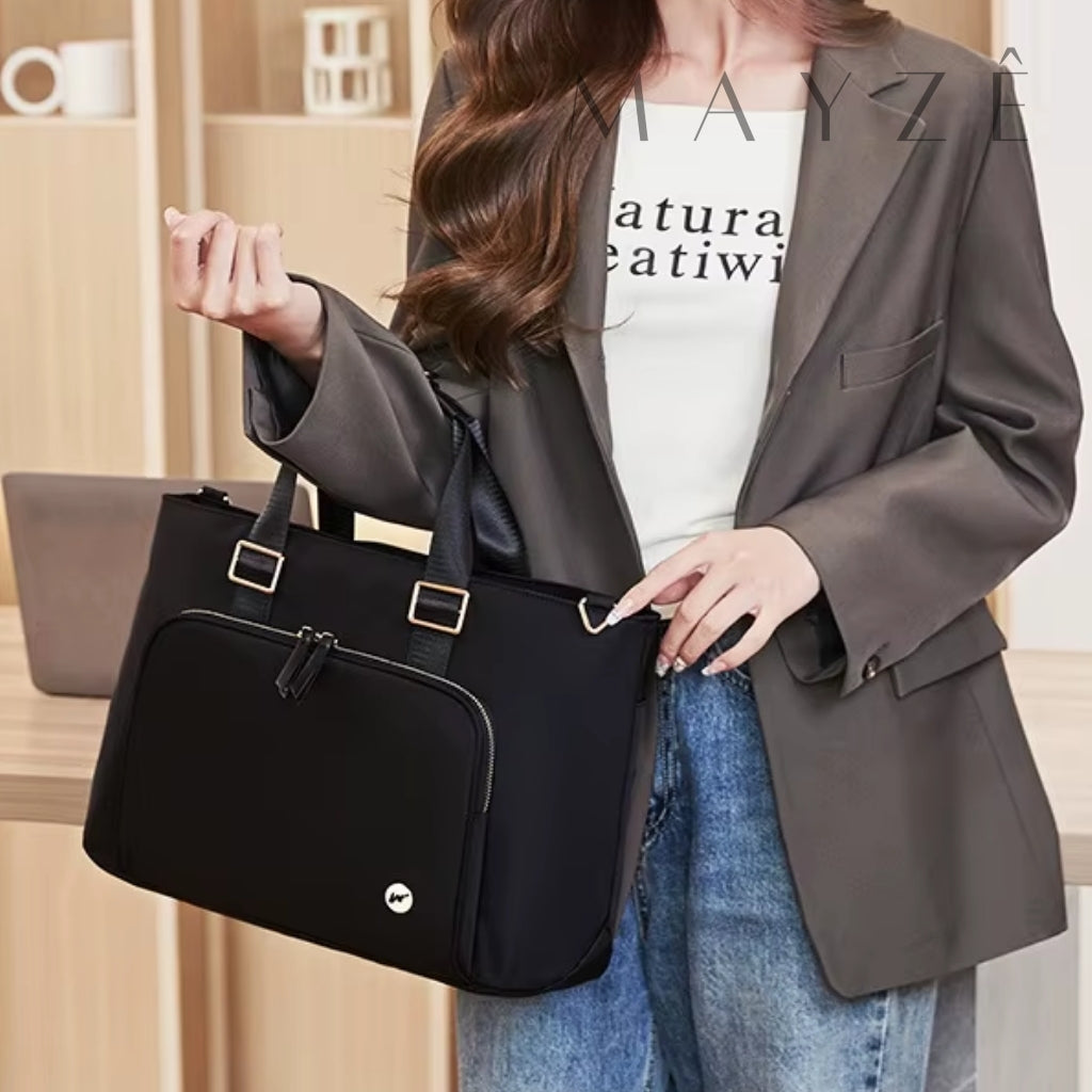 Bolsa Para Notebook Acadêmica Violet, Loja Mayzê Oficial, Loja Mayzê, Mayzê, mayze, Loja de bolsas, bolsas, bolsa de couro, bolsa pro dia a dia, crossbody, tiracolo, bolsa em alta, bolsa na moda, bolsa tiktok, bolsa instagram, bolsa em conta, bolsa em promoção, frete grátis, bolsa em promoção, bolsa com divisorias, bolsa bonita, bolsa pratica, bolsa Marrom, bolsa preta, bolsa diferente, bolsa elegante, bolsa chique, bolsa bonita, notebook, bolsa para notebook, www.lojamayze.com.br, www.lojamayze.com