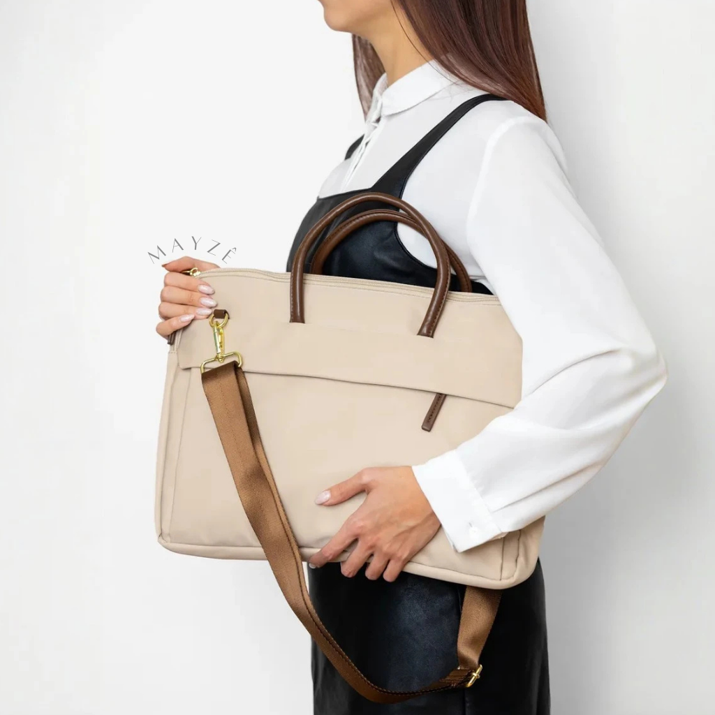 Bolsa Para Notebook Acadêmica Verena, Loja Mayzê Oficial, Loja Mayzê, Mayzê, mayze, Loja de bolsas, bolsas, bolsa de couro, bolsa pro dia a dia, crossbody, tiracolo, bolsa em alta, bolsa na moda, bolsa tiktok, bolsa instagram, bolsa em conta, bolsa em promoção, frete grátis, bolsa em promoção, bolsa com divisorias, bolsa bonita, bolsa pratica, bolsa Marrom, bolsa preta, bolsa diferente, bolsa elegante, bolsa chique, bolsa bonita, notebook, bolsa para notebook, www.lojamayze.com.br, www.lojamayze.com