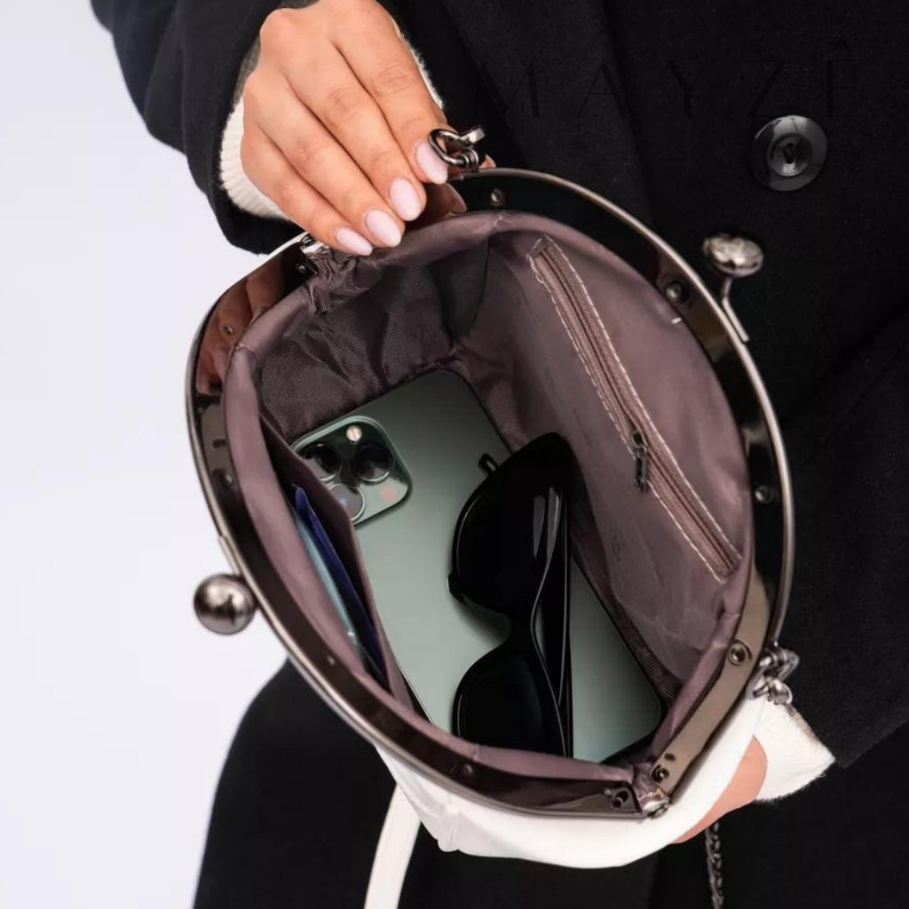 Loja Mayzê, Bolsa Silvana, bolsa média, bolsa preta, bolsa elegante, bolsa diferente, mayze, mayzê,bolsa de ombro, bolsa com alça de metal