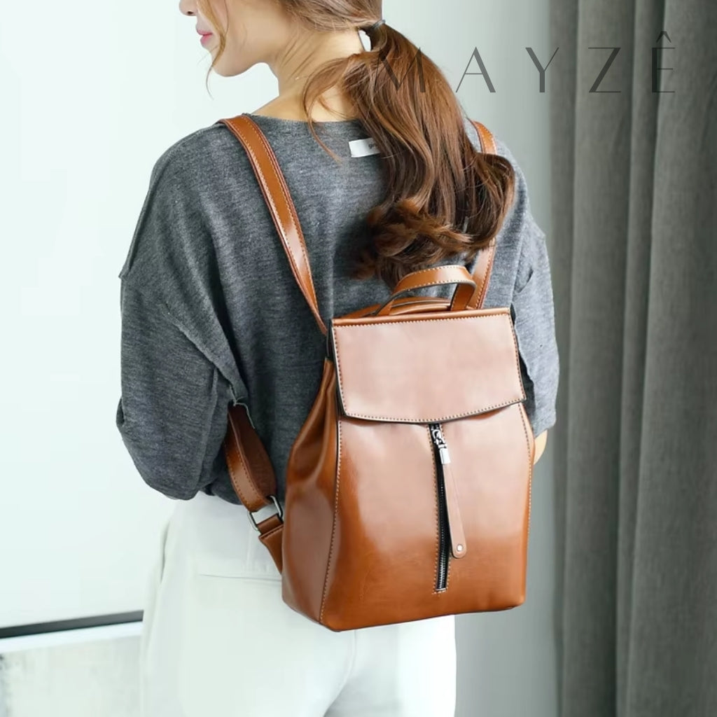 Bolsa Couro Legítimo Acadêmica Iris, Loja Mayzê Oficial, Mayzê, loja mayze, mochila de escola, mochila de couro, bolsa de couro, mochila para faculdade, mochila para escola, bolsa feminina, bolsa tiracolo, bolsa média, bolsa em alta, bolsa para faculdade, lojamayze.com.br, lojamayze.com