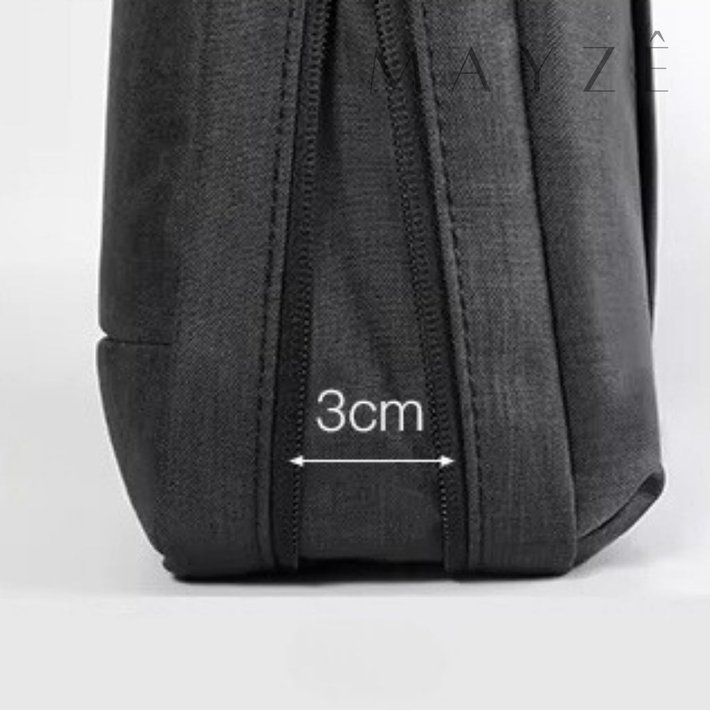 Bolsa Para Notebook Impermeável Lia, Loja Mayzê Oficial, Loja Mayzê, Mayzê, mayze, Loja de bolsas, bolsas, bolsa de couro, bolsa pro dia a dia, crossbody, tiracolo, bolsa em alta, bolsa na moda, bolsa tiktok, bolsa instagram, bolsa em conta, bolsa em promoção, frete grátis, bolsa em promoção, bolsa com divisorias, bolsa bonita, bolsa pratica, bolsa Marrom, bolsa preta, bolsa diferente, bolsa elegante, bolsa chique, bolsa bonita, notebook, bolsa para notebook, www.lojamayze.com.br, www.lojamayze.com