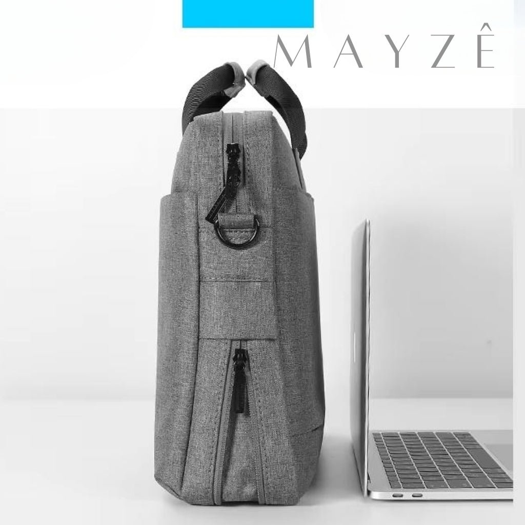 Bolsa Para Notebook Impermeável Lia, Loja Mayzê Oficial, Loja Mayzê, Mayzê, mayze, Loja de bolsas, bolsas, bolsa de couro, bolsa pro dia a dia, crossbody, tiracolo, bolsa em alta, bolsa na moda, bolsa tiktok, bolsa instagram, bolsa em conta, bolsa em promoção, frete grátis, bolsa em promoção, bolsa com divisorias, bolsa bonita, bolsa pratica, bolsa Marrom, bolsa preta, bolsa diferente, bolsa elegante, bolsa chique, bolsa bonita, notebook, bolsa para notebook, www.lojamayze.com.br, www.lojamayze.com