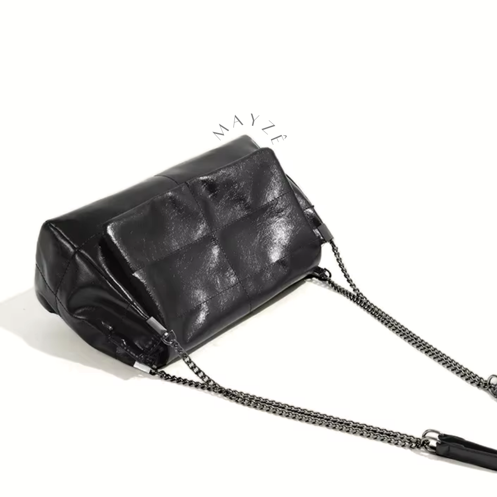 Bolsa Flap Feminina Laila, Loja Mayzê Oficial, Loja Mayzê, Mayzê, mayze, Loja de bolsas, bolsas, bolsa, bolsa Laila, Laila, bolsa de couro, bolsa pro dia a dia, bolsa de ombro, tiracolo, bolsa em alta, bolsa na moda, bolsa tiktok, bolsa instagram, bolsa em conta, bolsa em promoção, frete grátis, bolsa em promoção, bolsa com divisorias, bolsa grande, bolsa pratica, bolsa preta, bolsa diferente, bolsa elegante, bolsa chique, www.lojamayze.com.br, www.lojamayze.com