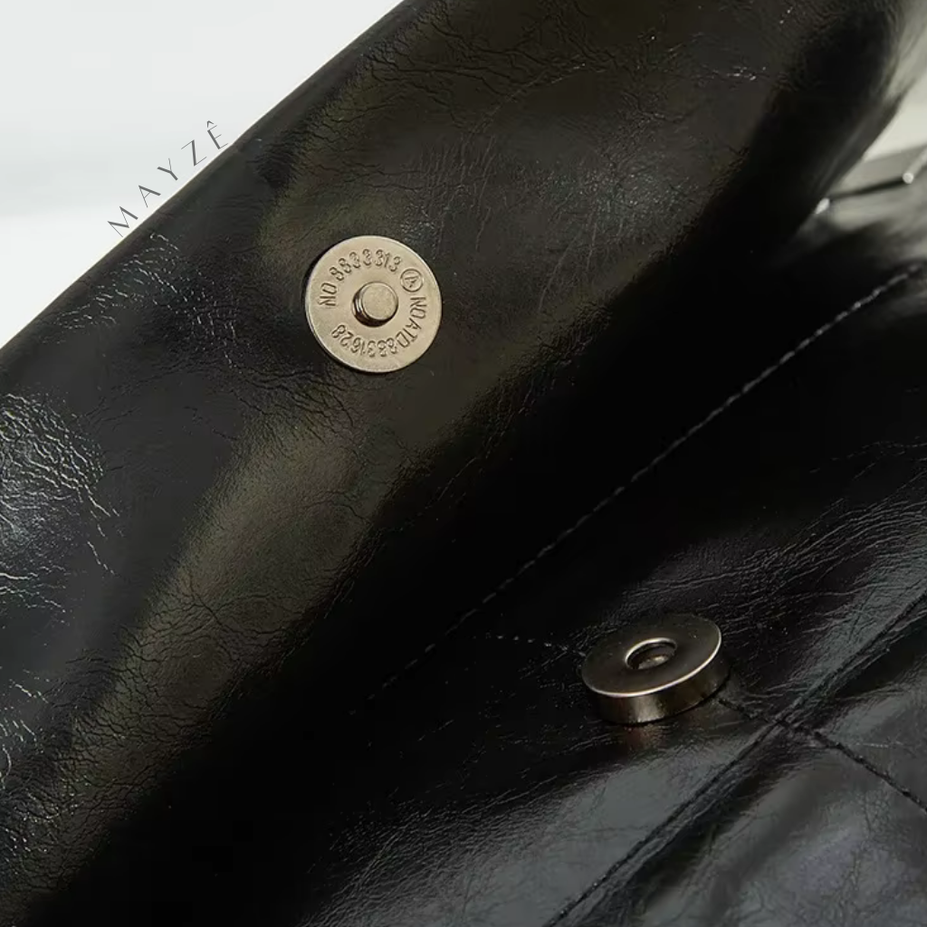 Bolsa Flap Feminina Laila, Loja Mayzê Oficial, Loja Mayzê, Mayzê, mayze, Loja de bolsas, bolsas, bolsa, bolsa Laila, Laila, bolsa de couro, bolsa pro dia a dia, bolsa de ombro, tiracolo, bolsa em alta, bolsa na moda, bolsa tiktok, bolsa instagram, bolsa em conta, bolsa em promoção, frete grátis, bolsa em promoção, bolsa com divisorias, bolsa grande, bolsa pratica, bolsa preta, bolsa diferente, bolsa elegante, bolsa chique, www.lojamayze.com.br, www.lojamayze.com