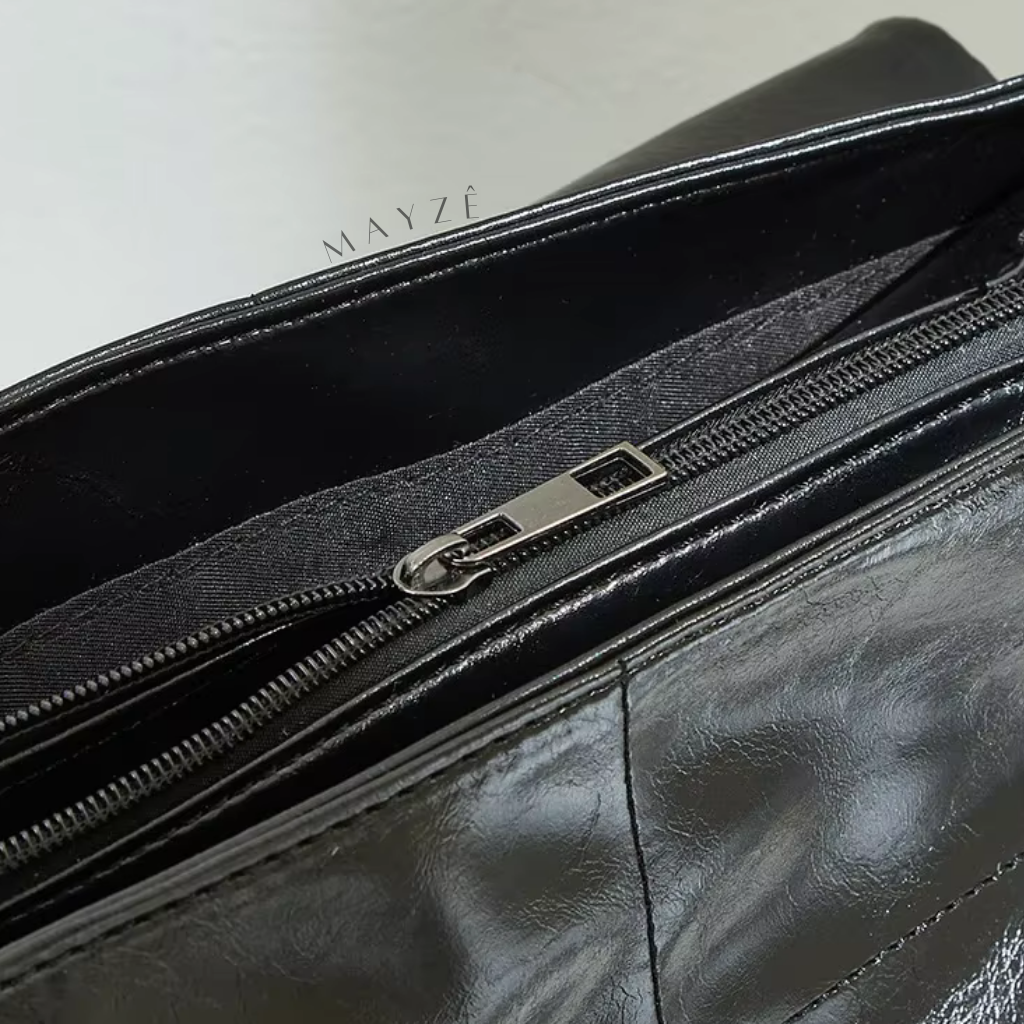 Bolsa Flap Feminina Laila, Loja Mayzê Oficial, Loja Mayzê, Mayzê, mayze, Loja de bolsas, bolsas, bolsa, bolsa Laila, Laila, bolsa de couro, bolsa pro dia a dia, bolsa de ombro, tiracolo, bolsa em alta, bolsa na moda, bolsa tiktok, bolsa instagram, bolsa em conta, bolsa em promoção, frete grátis, bolsa em promoção, bolsa com divisorias, bolsa grande, bolsa pratica, bolsa preta, bolsa diferente, bolsa elegante, bolsa chique, www.lojamayze.com.br, www.lojamayze.com