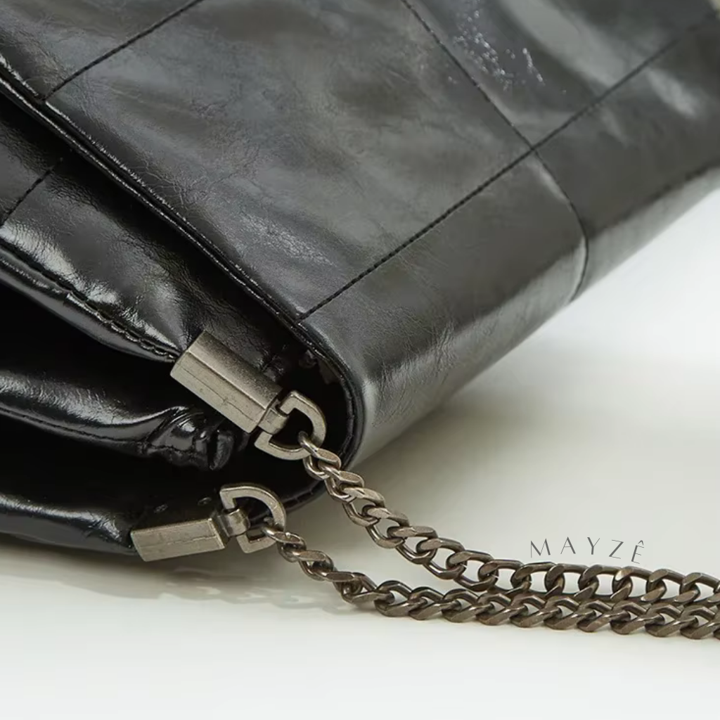 Bolsa Flap Feminina Laila, Loja Mayzê Oficial, Loja Mayzê, Mayzê, mayze, Loja de bolsas, bolsas, bolsa, bolsa Laila, Laila, bolsa de couro, bolsa pro dia a dia, bolsa de ombro, tiracolo, bolsa em alta, bolsa na moda, bolsa tiktok, bolsa instagram, bolsa em conta, bolsa em promoção, frete grátis, bolsa em promoção, bolsa com divisorias, bolsa grande, bolsa pratica, bolsa preta, bolsa diferente, bolsa elegante, bolsa chique, www.lojamayze.com.br, www.lojamayze.com