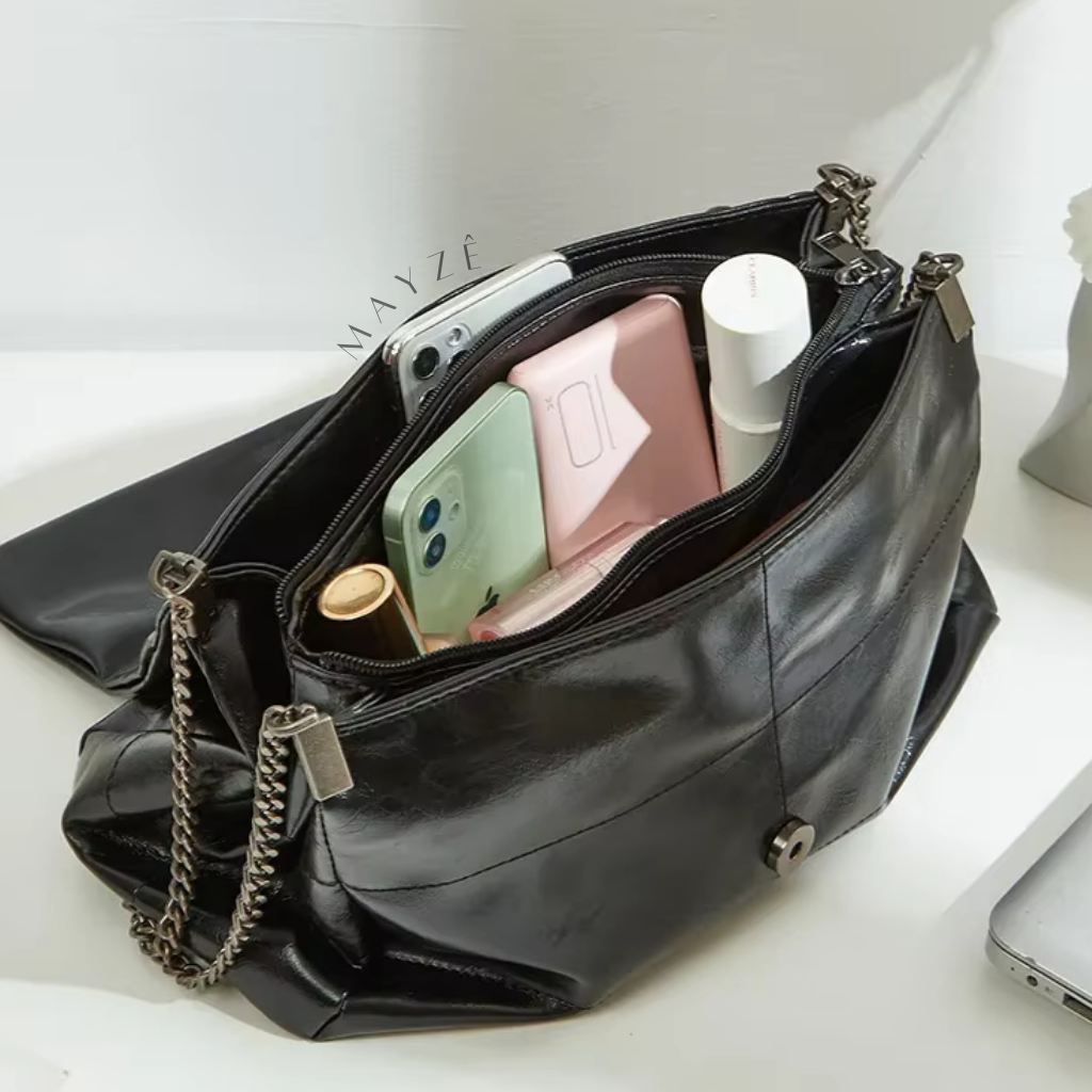Bolsa Flap Feminina Laila, Loja Mayzê Oficial, Loja Mayzê, Mayzê, mayze, Loja de bolsas, bolsas, bolsa, bolsa Laila, Laila, bolsa de couro, bolsa pro dia a dia, bolsa de ombro, tiracolo, bolsa em alta, bolsa na moda, bolsa tiktok, bolsa instagram, bolsa em conta, bolsa em promoção, frete grátis, bolsa em promoção, bolsa com divisorias, bolsa grande, bolsa pratica, bolsa preta, bolsa diferente, bolsa elegante, bolsa chique, www.lojamayze.com.br, www.lojamayze.com