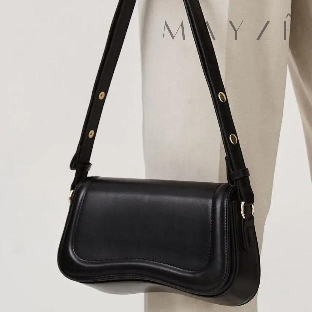 Bolsa Baguete Minimalista Manuela, Loja Mayzê, Bolsa Manuela, bolsa da moda, bolsa de grife, bolsa em alta, bolsa de luxo, bolsa feminina, bolsa tentencia, bolsa em promoção, loja mayze, bolsa em promoção, bolsa de luxo, bolsa assimétrica, bolsa linda, bolsa jwpei