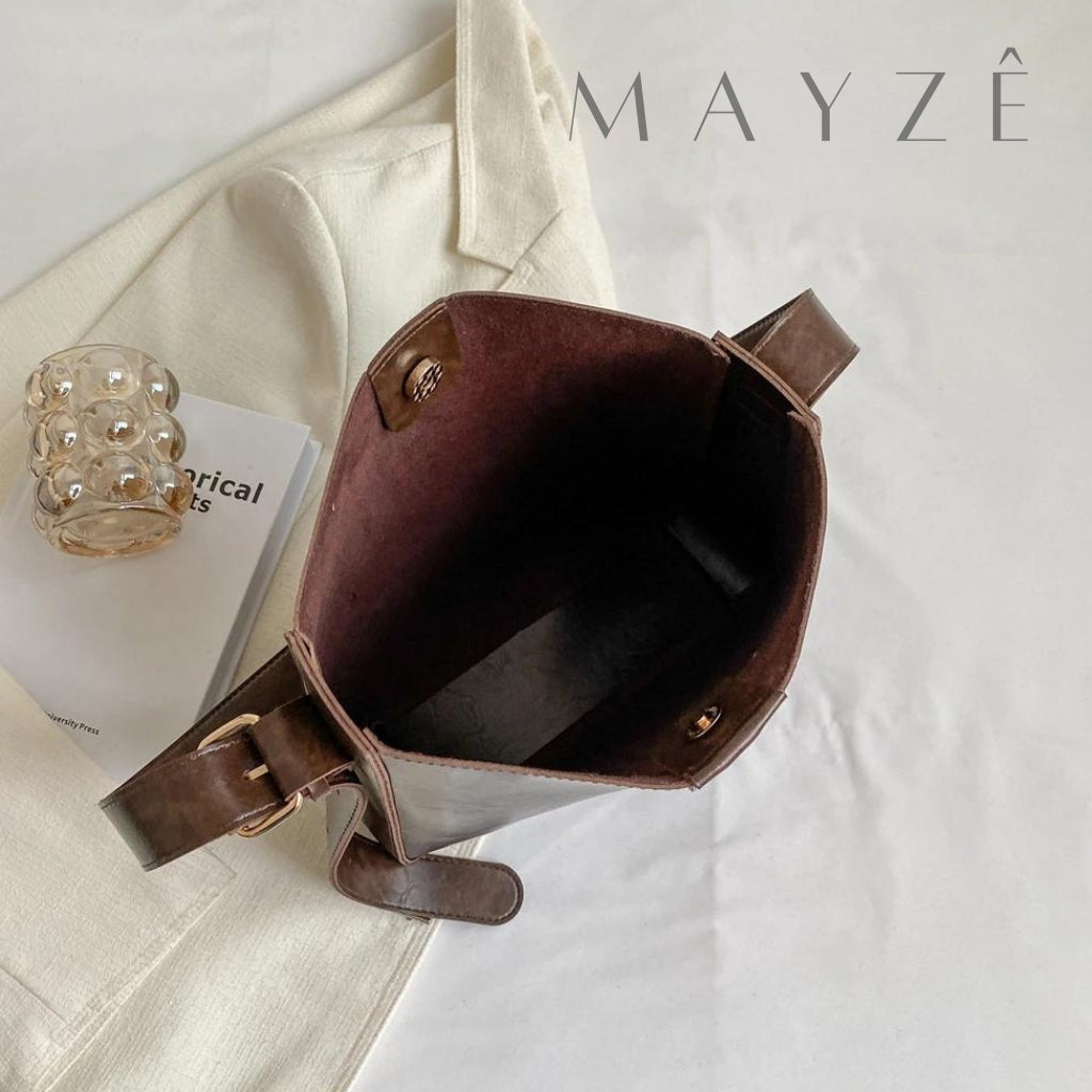 Bolsa de Couro Tiracolo Kiara, Loja Mayzê Oficial, Loja Mayzê, loja mayze, mayzê, mayze, loja de bolsas, bolsas, bolsa de couro, bolsa marrom claro, bolsa marrom escuro, bolsa café, bolsa preta, bolsa de couro, bolsa pro tia a dia, bolsa tote, bolsa crossbody, bolsa em conta, bolsa barata, bolsa na moda, bolsa da moda, bolda da mayzê, bolsa em alta, bolsa elegante