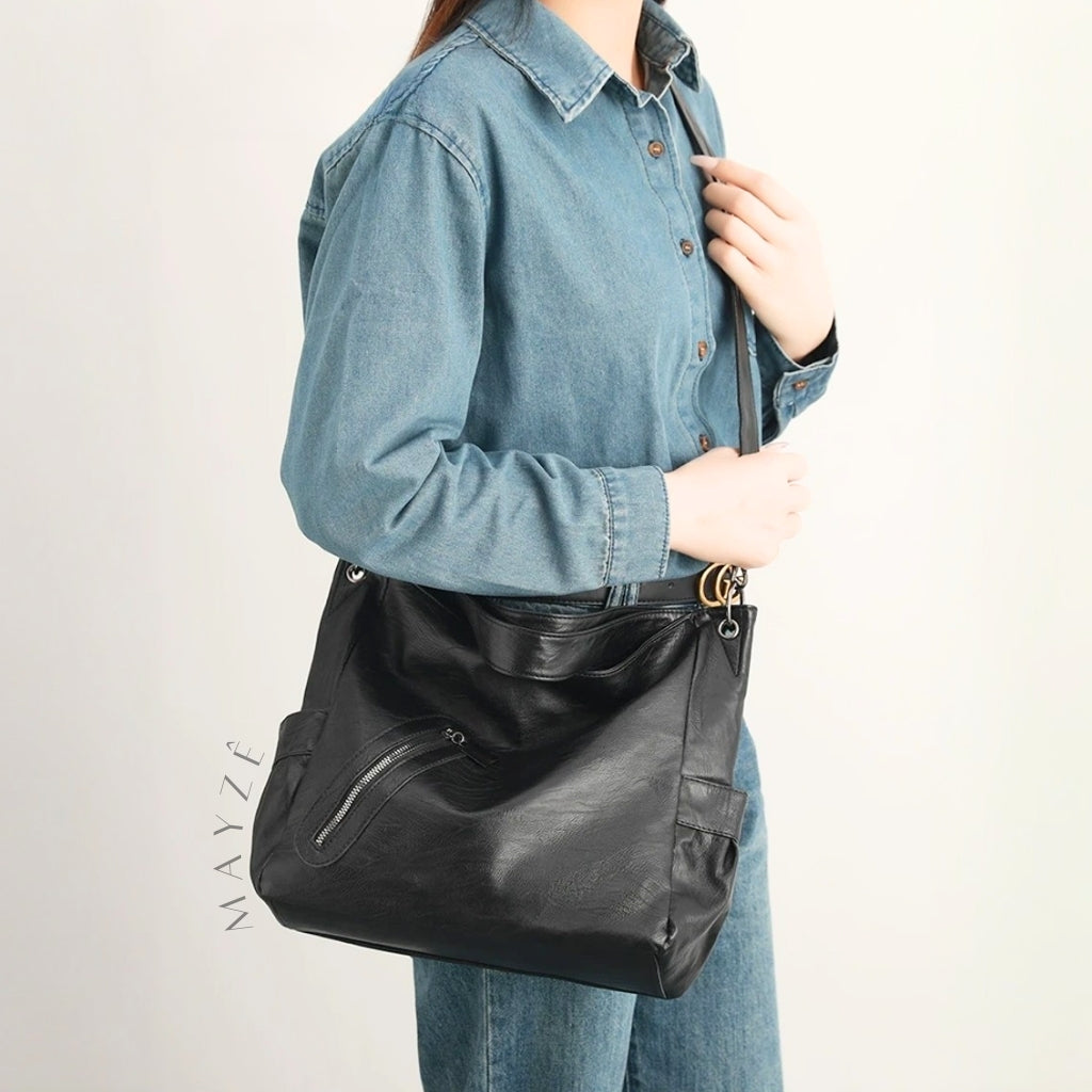 Bolsa Grande Tote Alternativa Lucy, Loja Mayzê Oficial, Loja Mayzê, Mayzê, mayze, Loja de bolsas, bolsas, bolsa, bolsa Lucy, Lucy, bolsa de couro, bolsa pro dia a dia, bolsa de ombro, tiracolo, bolsa em alta, bolsa na moda, bolsa tiktok, bolsa instagram, bolsa em conta, bolsa em promoção, frete grátis, bolsa em promoção, bolsa com divisorias, bolsa grande, bolsa pratica, bolsa Marrom, bolsa Colorida, bolsa diferente, bolsa elegante, bolsa chique, bolsa chic, bolsa bonita, lojamayze.com.br, lojamayze.com