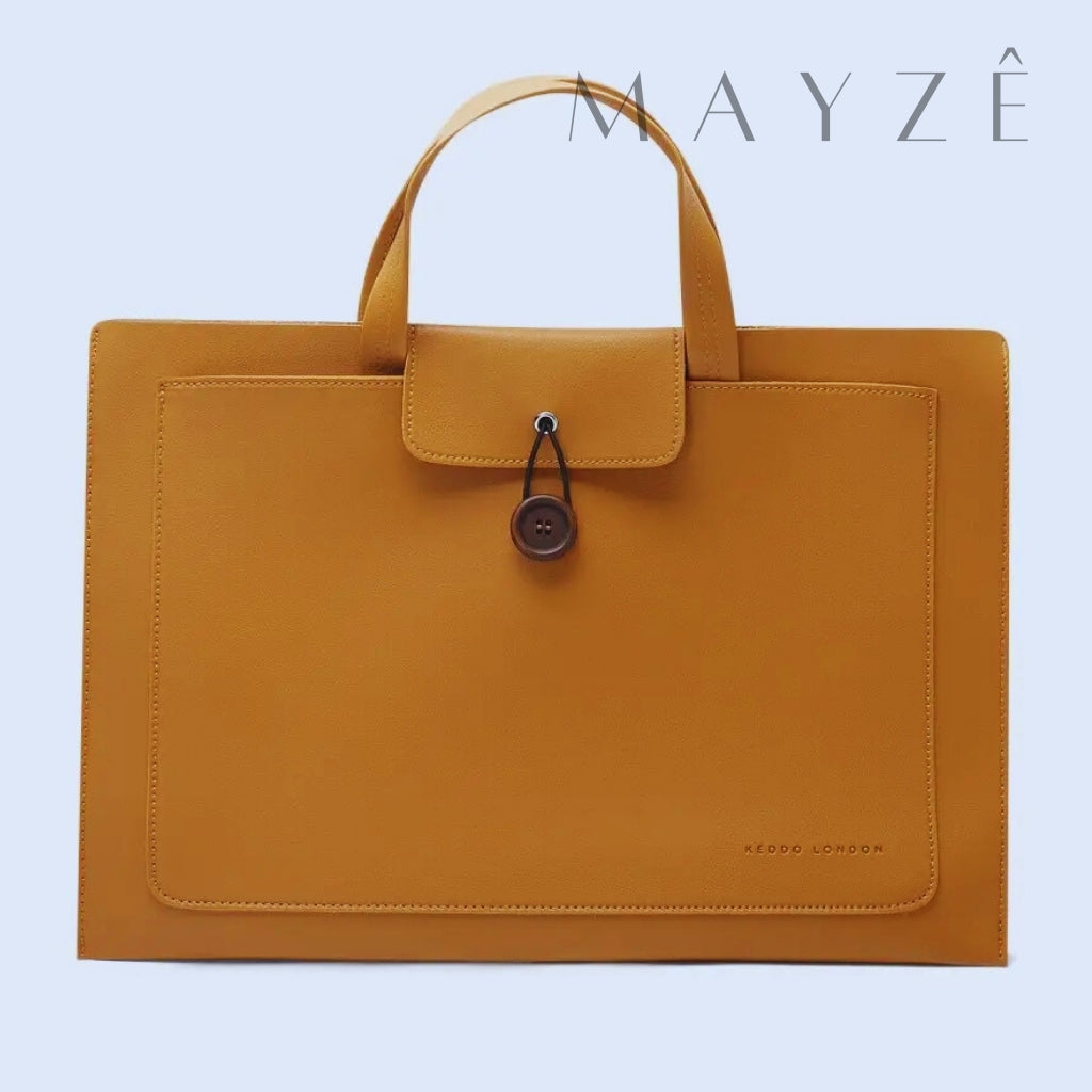 Bolsa Para Notebook Minimalista Aurora, Loja Mayzê Oficial, Loja Mayzê, Mayzê, mayze, Loja de bolsas, bolsas, bolsa de couro, bolsa pro dia a dia, crossbody, tiracolo, bolsa em alta, bolsa na moda, bolsa tiktok, bolsa instagram, bolsa em conta, bolsa em promoção, frete grátis, bolsa em promoção, bolsa com divisorias, bolsa bonita, bolsa pratica, bolsa Marrom, bolsa preta, bolsa diferente, bolsa elegante, bolsa chique, bolsa bonita, notebook, bolsa para notebook, www.lojamayze.com.br, www.lojamayze.com