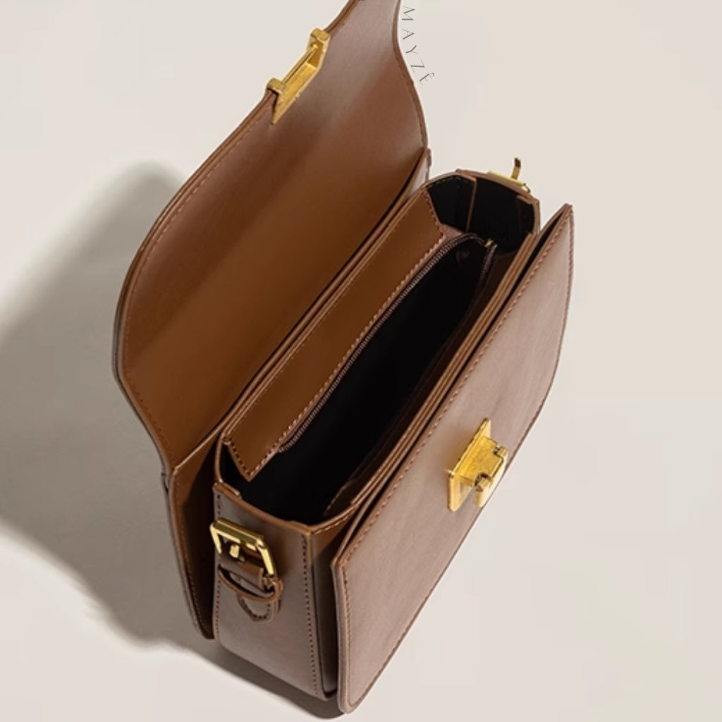 Bolsa De Ombro Flap Nágila, Loja Mayzê, Bolsa Nágila, bolsa de couro, bolsa de luxo, bolsa de grife, bolsa elegante, bolsa de festa, bolsa versátil, bolsa bonita, bolsa fashion, bolsa em promoção, mayze, lojamayze.com, lojamayze.com.br