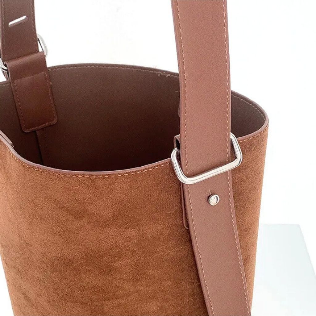 Bolsa Tiracolo Acamurçada Bucket Louise, Loja Mayzê, camurça, bolsa de camurça mayze, lojamayze.com, lojamayze.com.br