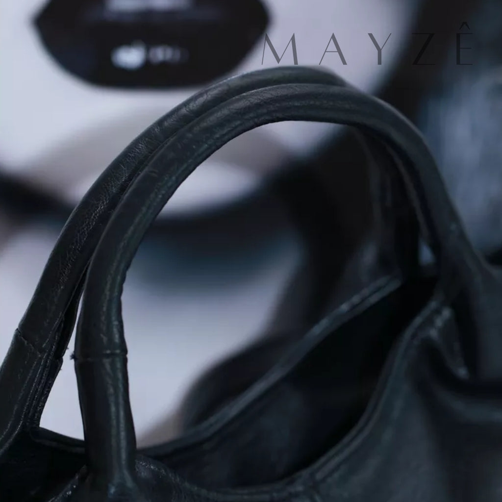 Bolsa Média Handbag Naiara, Loja Mayzê Oficial, Loja Mayzê, Mayzê, mayze, Loja de bolsas, bolsas, bolsa, bolsa Naiara, Naiara, bolsa de couro, bolsa pro dia a dia, bolsa de ombro, tiracolo, bolsa em alta, bolsa na moda, bolsa tiktok, bolsa instagram, bolsa em conta, bolsa em promoção, frete grátis, bolsa em promoção, bolsa com divisorias, bolsa grande, bolsa pratica, bolsa branca, bolsa preta, bolsa diferente, bolsa elegante, bolsa chique, bolsa chic, bolsa bonita