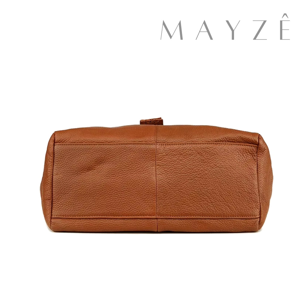 Bolsa Feminina Couro Legítimo Emma, Loja Mayzê, Bolsa Emma, bolsa de couro, bolsa de couro genuíno, bolsa de couro legítimo, bolsa durável, bolsa elegante, bolsa em alta, bolsa feminina, bolsa de mulher, bolsa versátil, bolsa da moda, bolsa de luxo, bolsa de grife, bolsa média, bolsa para o dia a dia, bolsa para uso diário, bolsa em promoção, bolsa da arezzo, bolsa da louis vuitton, bolsa da chanel, bolsa da gucci, mayze, loja mayze, www.lojamayze.com.br,www.lojamayze.com