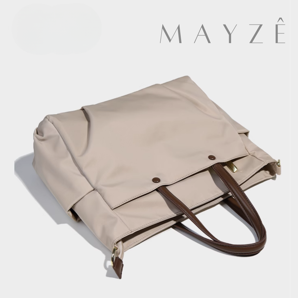 Bolsa Para Notebook Acadêmica Valencia, Loja Mayzê Oficial, Loja Mayzê, Mayzê, mayze, Loja de bolsas, bolsas, bolsa de couro, bolsa pro dia a dia, crossbody, tiracolo, bolsa em alta, bolsa na moda, bolsa tiktok, bolsa instagram, bolsa em conta, bolsa em promoção, frete grátis, bolsa em promoção, bolsa com divisorias, bolsa bonita, bolsa pratica, bolsa Marrom, bolsa preta, bolsa diferente, bolsa elegante, bolsa chique, bolsa bonita, notebook, bolsa para notebook, www.lojamayze.com.br, www.lojamayze.com