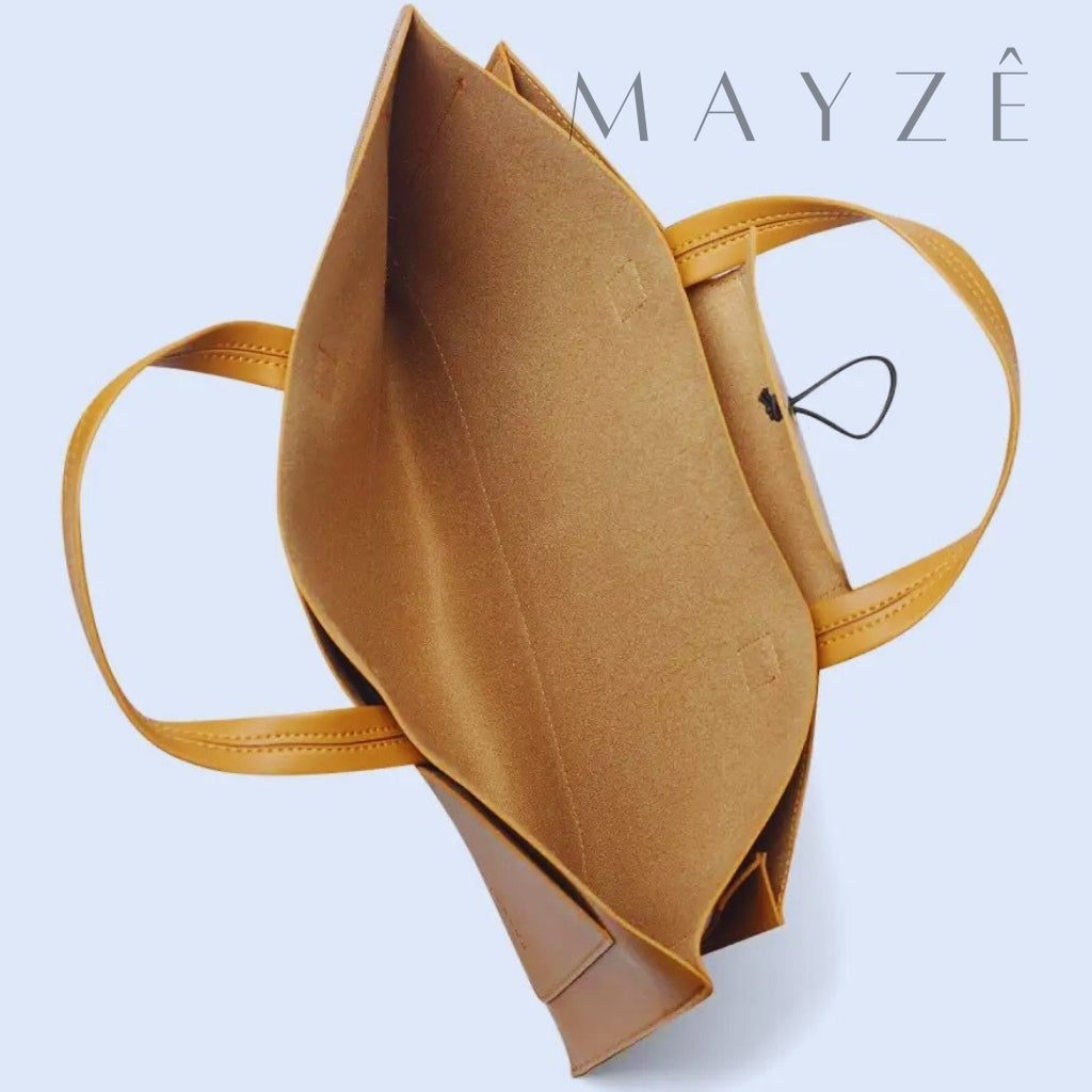 Bolsa Para Notebook Minimalista Aurora, Loja Mayzê Oficial, Loja Mayzê, Mayzê, mayze, Loja de bolsas, bolsas, bolsa de couro, bolsa pro dia a dia, crossbody, tiracolo, bolsa em alta, bolsa na moda, bolsa tiktok, bolsa instagram, bolsa em conta, bolsa em promoção, frete grátis, bolsa em promoção, bolsa com divisorias, bolsa bonita, bolsa pratica, bolsa Marrom, bolsa preta, bolsa diferente, bolsa elegante, bolsa chique, bolsa bonita, notebook, bolsa para notebook, www.lojamayze.com.br, www.lojamayze.com