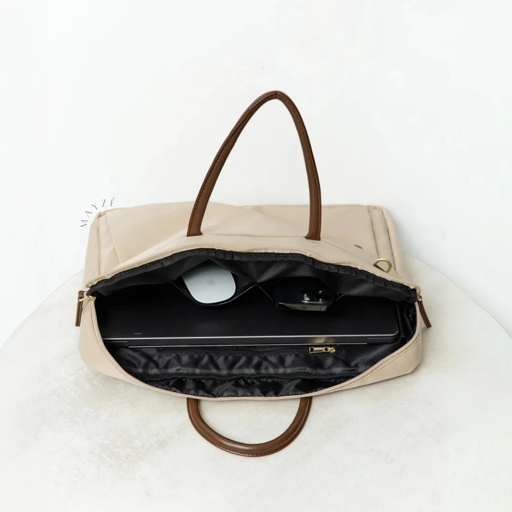 Bolsa Para Notebook Acadêmica Verena, Loja Mayzê Oficial, Loja Mayzê, Mayzê, mayze, Loja de bolsas, bolsas, bolsa de couro, bolsa pro dia a dia, crossbody, tiracolo, bolsa em alta, bolsa na moda, bolsa tiktok, bolsa instagram, bolsa em conta, bolsa em promoção, frete grátis, bolsa em promoção, bolsa com divisorias, bolsa bonita, bolsa pratica, bolsa Marrom, bolsa preta, bolsa diferente, bolsa elegante, bolsa chique, bolsa bonita, notebook, bolsa para notebook, www.lojamayze.com.br, www.lojamayze.com