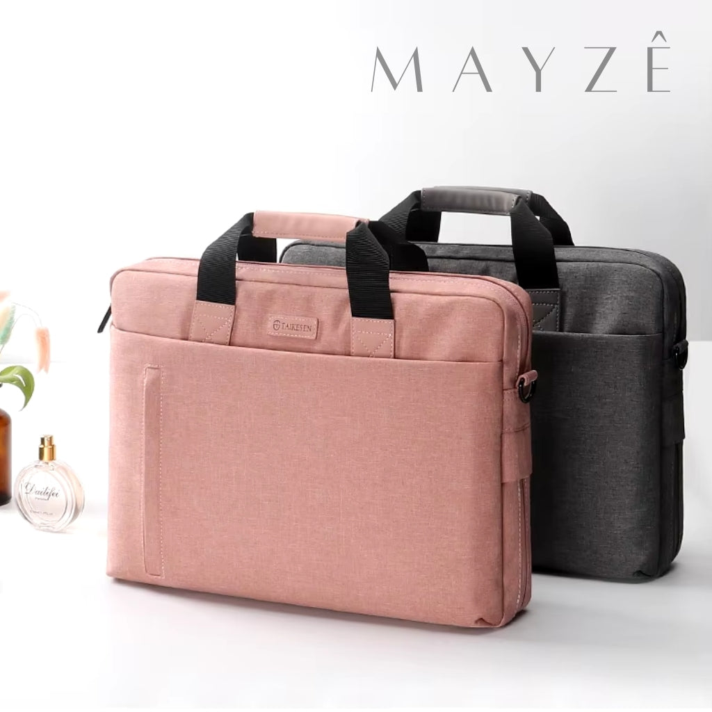 Bolsa Para Notebook Impermeável Lia, Loja Mayzê Oficial, Loja Mayzê, Mayzê, mayze, Loja de bolsas, bolsas, bolsa de couro, bolsa pro dia a dia, crossbody, tiracolo, bolsa em alta, bolsa na moda, bolsa tiktok, bolsa instagram, bolsa em conta, bolsa em promoção, frete grátis, bolsa em promoção, bolsa com divisorias, bolsa bonita, bolsa pratica, bolsa Marrom, bolsa preta, bolsa diferente, bolsa elegante, bolsa chique, bolsa bonita, notebook, bolsa para notebook, www.lojamayze.com.br, www.lojamayze.com