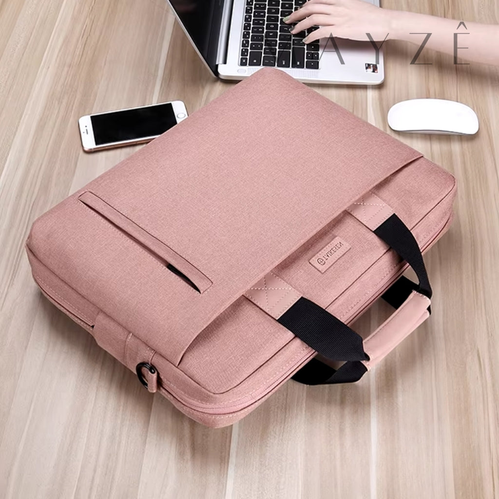 Bolsa Para Notebook Impermeável Lia, Loja Mayzê Oficial, Loja Mayzê, Mayzê, mayze, Loja de bolsas, bolsas, bolsa de couro, bolsa pro dia a dia, crossbody, tiracolo, bolsa em alta, bolsa na moda, bolsa tiktok, bolsa instagram, bolsa em conta, bolsa em promoção, frete grátis, bolsa em promoção, bolsa com divisorias, bolsa bonita, bolsa pratica, bolsa Marrom, bolsa preta, bolsa diferente, bolsa elegante, bolsa chique, bolsa bonita, notebook, bolsa para notebook, www.lojamayze.com.br, www.lojamayze.com