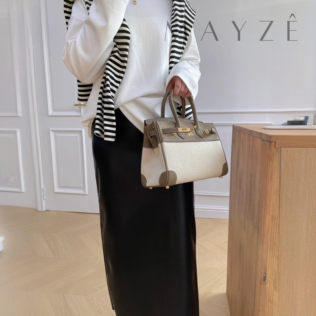 Loja Mayzê, Loja Mayzê oficial, mayzê, mayze, Bolsa Toile e Couro Legítimo Edith, bolsa de couro genuíno, bolsa de couro, couro legítimo, bolsa de luxo, bolsa de grife, bolsa em alta, bolsa cara, bolsa birkin, bolsa elegante, bolsa do cadeado na frente, bolsa que fecha com um cadeado, bolsa em promoção, bolsa da mayzê, bolsa do instagram, bolsa do tiktok, lojamayze.com, lojamayze.com.br