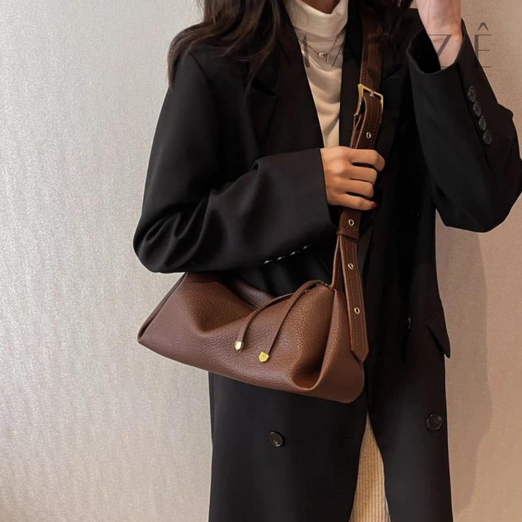 Bolsa Baguete Média Lara, Loja Mayzê, Bolsa Lara, Bolsa baguete, bolsa de couro, bolsa feminina, bolsa em alta, bolsa de grife, bolsa elegante, bolsa de influencer, bolsa do tiktok, bolsa em promoção, mayze