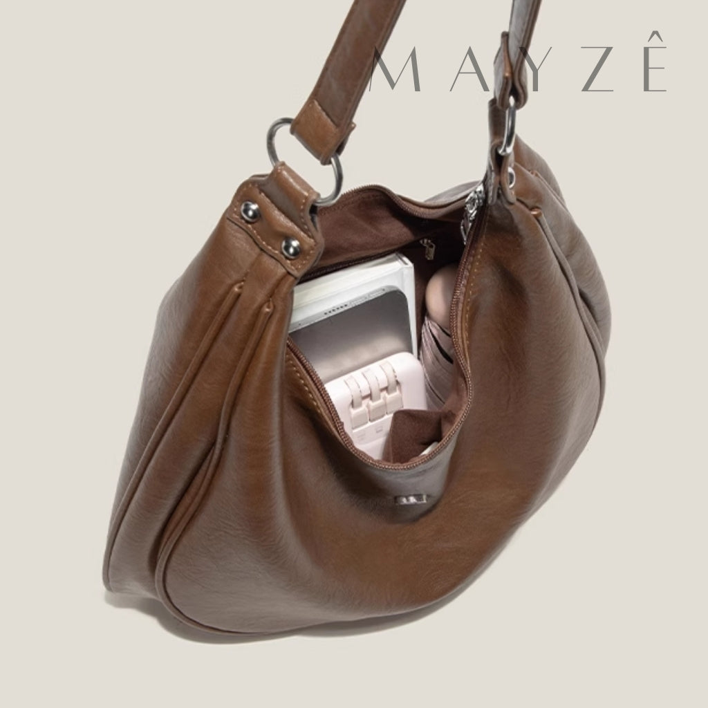 Bolsa De Ombro Feminina Marta, Loja Mayzê, Bolsa Marta, Bolsa de couro, bolsa grande, bolsa tote, bolsa de ombro, tote bag, bolsa espaçosa, bolsa elegante, bolsa coringa, bolsa vintage, bolsa versátil, bolsa em promoção, mayzê, mayze, lojamayze.com, lojamayze.com.br