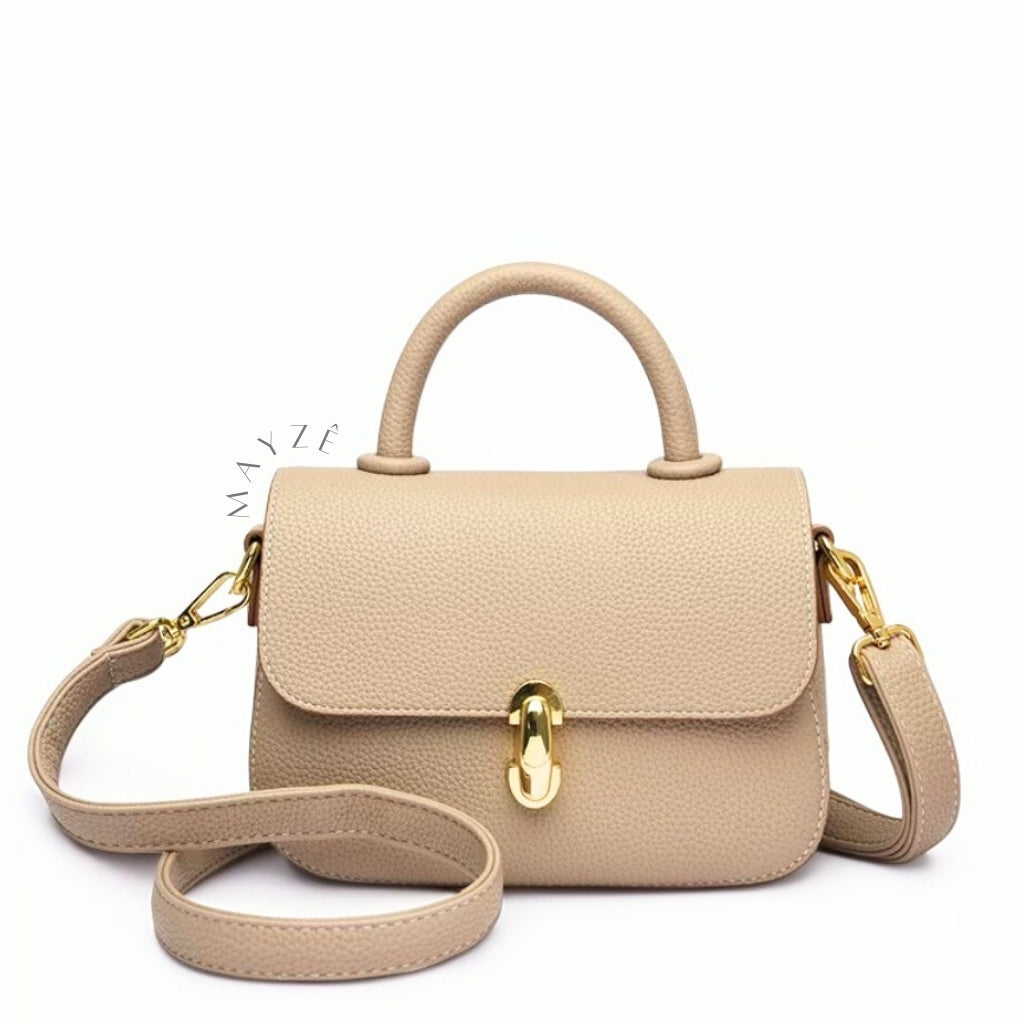 Bolsa Pequena Tiracolo Jennifer, Loja Mayzê, Bolsa Jennifer, bolsa de couro legítimo, bolsa de couro, bolsa simples, bolsa elegante, bolsa versátil, bolsa elegante, bolsa para compor look, bolsa retrô, bolsa em promoção, mayzê, mayze, lojamayze.com.br, lojamayze.com