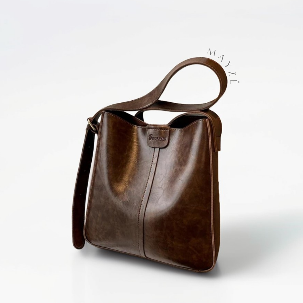 Bolsa de Couro Tiracolo Kiara, Loja Mayzê Oficial, Loja Mayzê, loja mayze, mayzê, mayze, loja de bolsas, bolsas, bolsa de couro, bolsa marrom claro, bolsa marrom escuro, bolsa café, bolsa preta, bolsa de couro, bolsa pro tia a dia, bolsa tote, bolsa crossbody, bolsa em conta, bolsa barata, bolsa na moda, bolsa da moda, bolda da mayzê, bolsa em alta, bolsa elegante