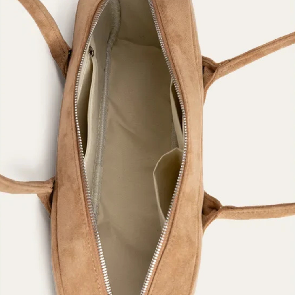 Bolsa Baguete Acamurçada Média Fantine, Loja Mayzê, camurça, bolsa de camurça mayze, lojamayze.com, lojamayze.com.br