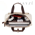 Bolsa Para Notebook Acadêmica Violet, Loja Mayzê Oficial, Loja Mayzê, Mayzê, mayze, Loja de bolsas, bolsas, bolsa de couro, bolsa pro dia a dia, crossbody, tiracolo, bolsa em alta, bolsa na moda, bolsa tiktok, bolsa instagram, bolsa em conta, bolsa em promoção, frete grátis, bolsa em promoção, bolsa com divisorias, bolsa bonita, bolsa pratica, bolsa Marrom, bolsa preta,  bolsa diferente, bolsa elegante, bolsa chique, bolsa bonita, notebook, bolsa para notebook, www.lojamayze.com.br, www.lojamayze.com