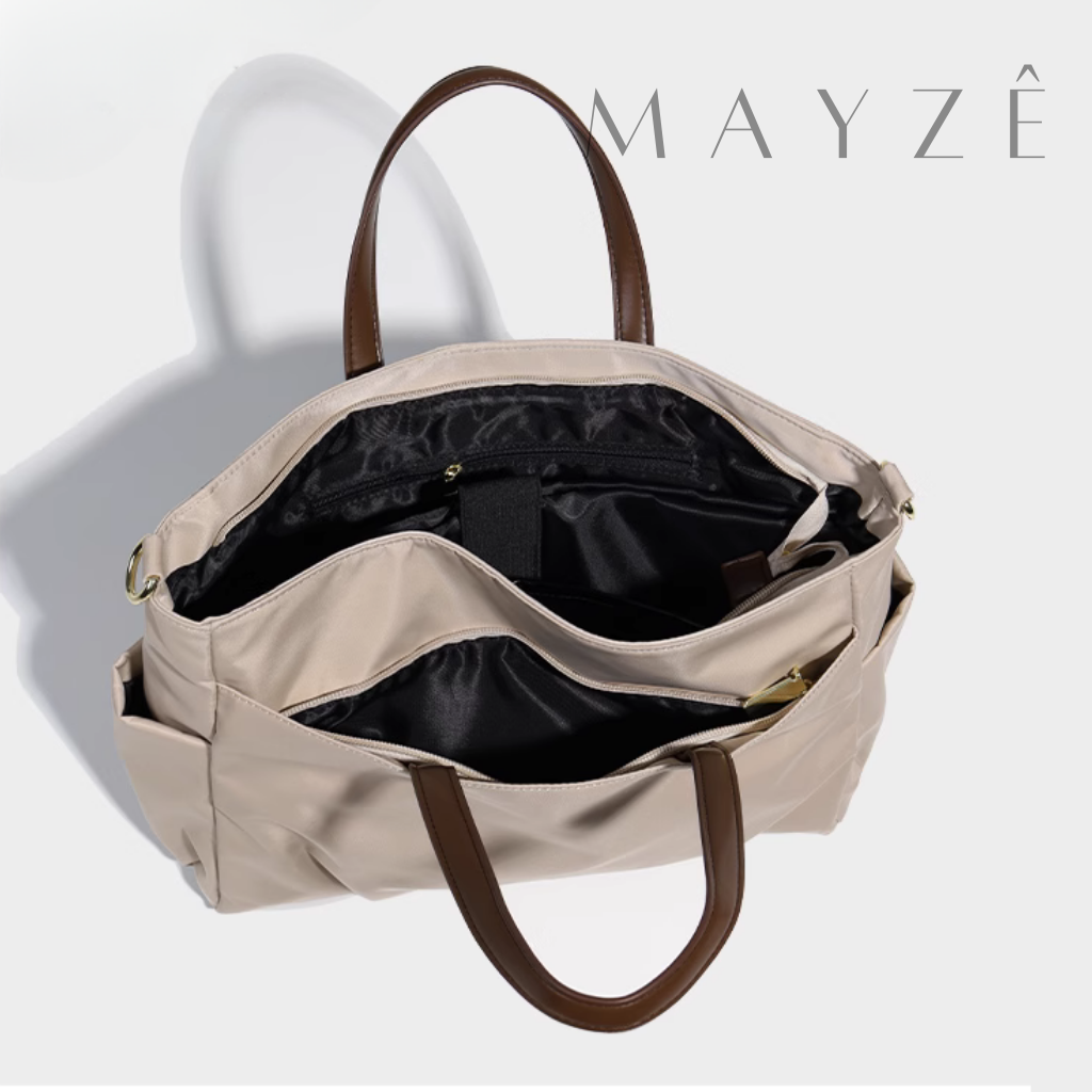 Bolsa Para Notebook Acadêmica Valencia, Loja Mayzê Oficial, Loja Mayzê, Mayzê, mayze, Loja de bolsas, bolsas, bolsa de couro, bolsa pro dia a dia, crossbody, tiracolo, bolsa em alta, bolsa na moda, bolsa tiktok, bolsa instagram, bolsa em conta, bolsa em promoção, frete grátis, bolsa em promoção, bolsa com divisorias, bolsa bonita, bolsa pratica, bolsa Marrom, bolsa preta,  bolsa diferente, bolsa elegante, bolsa chique, bolsa bonita, notebook, bolsa para notebook, www.lojamayze.com.br, www.lojamayze.com