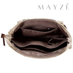 Bolsa Para Notebook Acadêmica Violet, Loja Mayzê Oficial, Loja Mayzê, Mayzê, mayze, Loja de bolsas, bolsas, bolsa de couro, bolsa pro dia a dia, crossbody, tiracolo, bolsa em alta, bolsa na moda, bolsa tiktok, bolsa instagram, bolsa em conta, bolsa em promoção, frete grátis, bolsa em promoção, bolsa com divisorias, bolsa bonita, bolsa pratica, bolsa Marrom, bolsa preta,  bolsa diferente, bolsa elegante, bolsa chique, bolsa bonita, notebook, bolsa para notebook, www.lojamayze.com.br, www.lojamayze.com