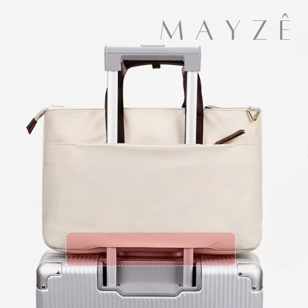 Bolsa Para Notebook Acadêmica Violet, Loja Mayzê Oficial, Loja Mayzê, Mayzê, mayze, Loja de bolsas, bolsas, bolsa de couro, bolsa pro dia a dia, crossbody, tiracolo, bolsa em alta, bolsa na moda, bolsa tiktok, bolsa instagram, bolsa em conta, bolsa em promoção, frete grátis, bolsa em promoção, bolsa com divisorias, bolsa bonita, bolsa pratica, bolsa Marrom, bolsa preta,  bolsa diferente, bolsa elegante, bolsa chique, bolsa bonita, notebook, bolsa para notebook, www.lojamayze.com.br, www.lojamayze.com