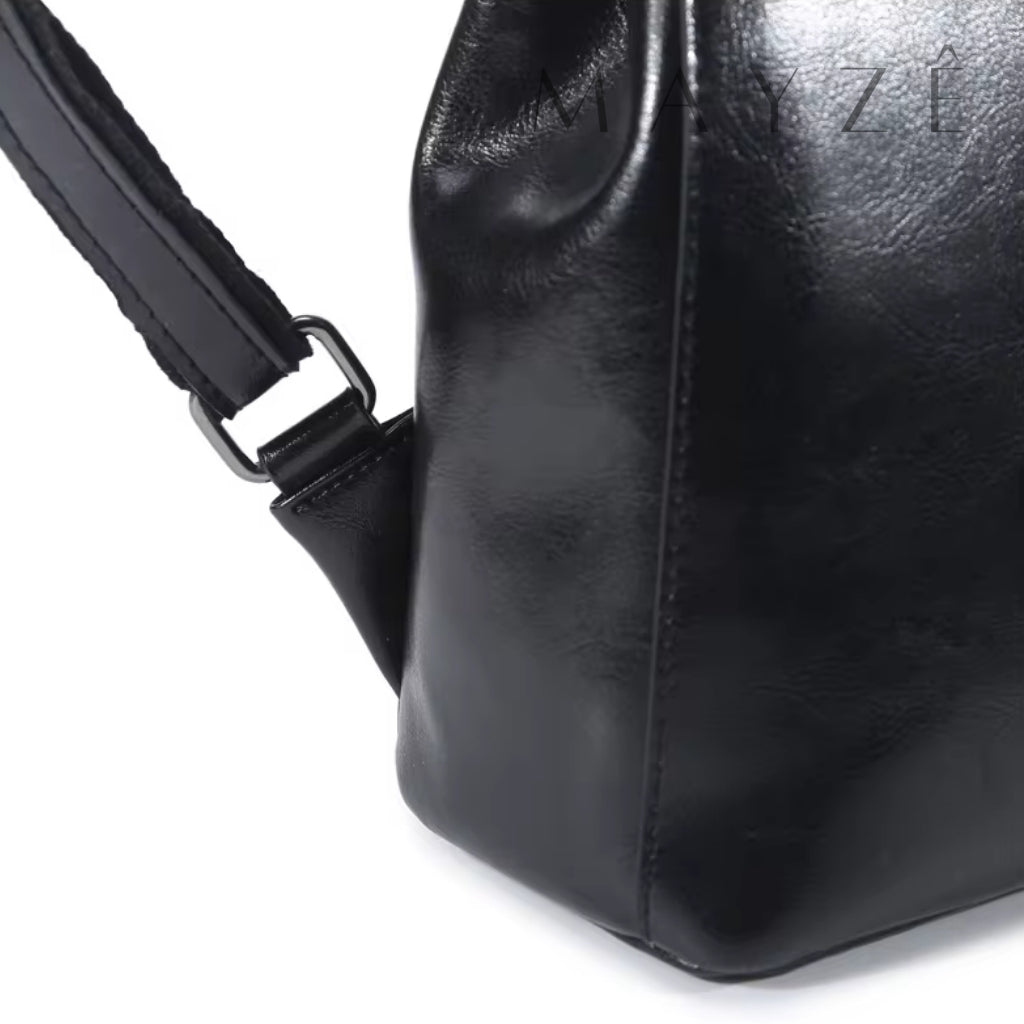 Bolsa Couro Legítimo Acadêmica Iris, Loja Mayzê Oficial, Mayzê, loja mayze, mochila de escola, mochila de couro, bolsa de couro, mochila para faculdade, mochila para escola, bolsa feminina, bolsa tiracolo, bolsa média, bolsa em alta, bolsa para faculdade, lojamayze.com.br, lojamayze.com