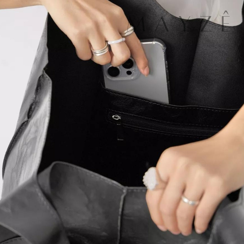 Loja Mayzê Oficial, Loja Mayzê, Mayzê, mayze, maize, loja maize, Loja de bolsas, bolsas, bolsa, bolsa gardênia, gardênia, bolsa de couro, bolsa pro dia a dia, maxi bag, bolsa de ombro, bolsa em alta, bolsa na moda, bolsa tiktok, bolsa instagram, bolsa em conta, bolsa em promoção, frete grátis, bolsa em promoção, bolsa com divisorias, bolsa grande, bolsa pratica, bolsa diferente, bolsa elegante, bolsa chique, bolsa chic, bolsa bonita, bolsa feminina, bolsa de mulher, bolsa para mulher, bolsa coringa